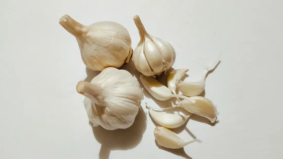 Garlic wholesale vegetable supplier Riyadh bulk fresh produce by carton Al Kharj KSA