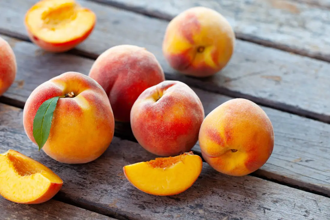 Peach wholesale supplier Riyadh bulk fresh produce imported by carton Al Kharj KSA