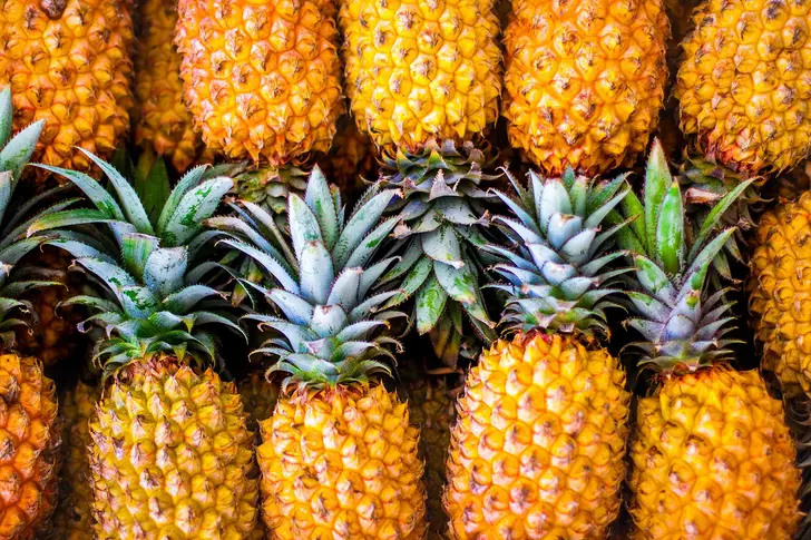 Pineapple wholesale supplier Riyadh bulk fresh produce imported by carton Al Kharj KSA